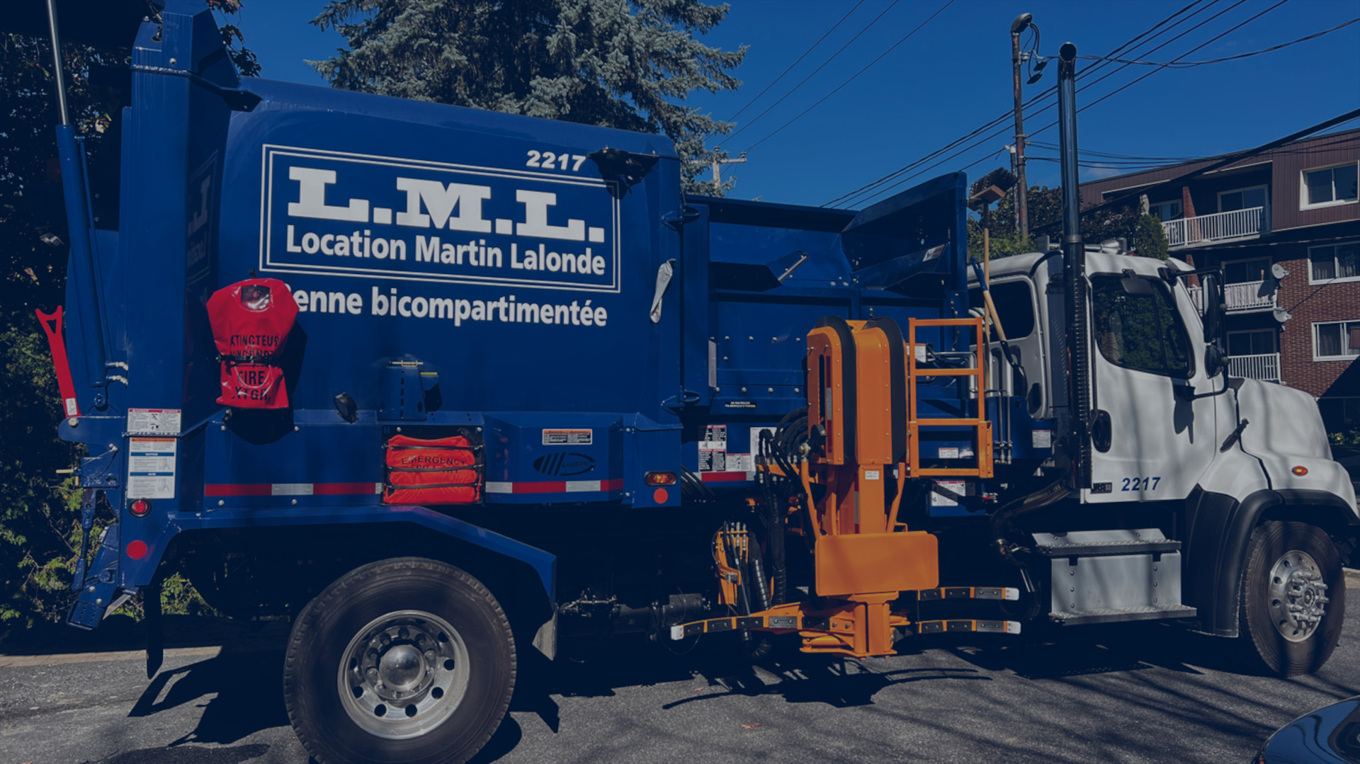 Camion de collecte des déchets LML Location Martin-Lalonde pour collecte municipale des matières résiduelles à Mont-Tremblant Québec